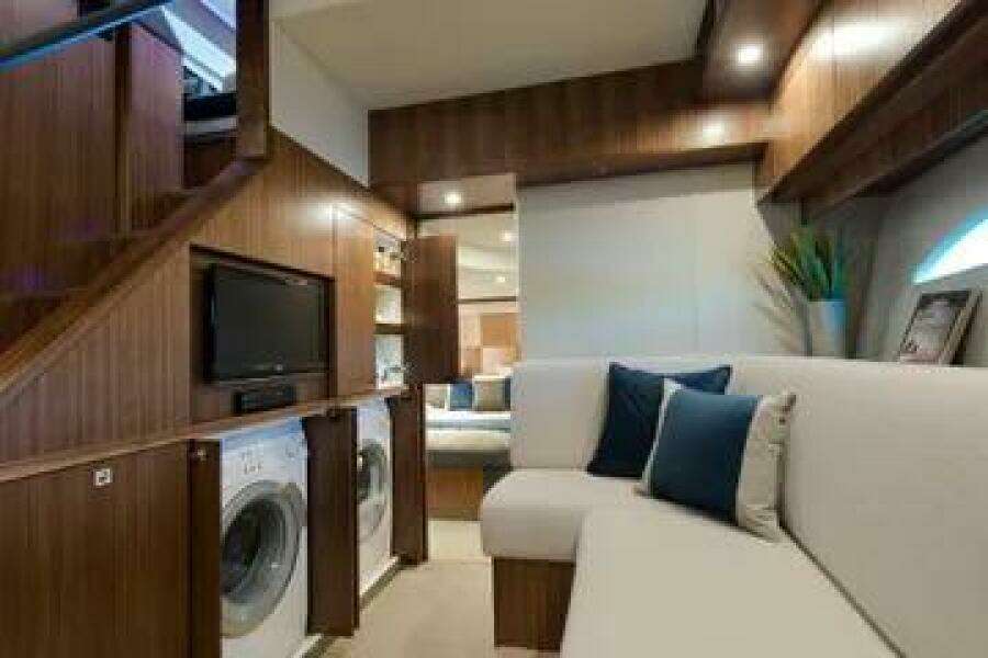 2015 Riviera 6000 Sport Yacht