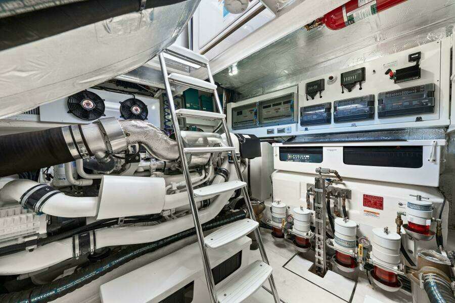 2022 Riviera 5400 Sport Yacht Platinum Edition