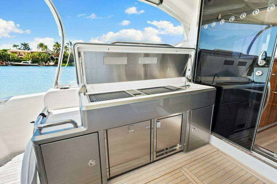 2022 Riviera 5400 Sport Yacht Platinum Edition