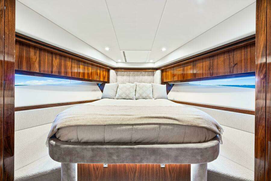 2022 Riviera 5400 Sport Yacht Platinum Edition