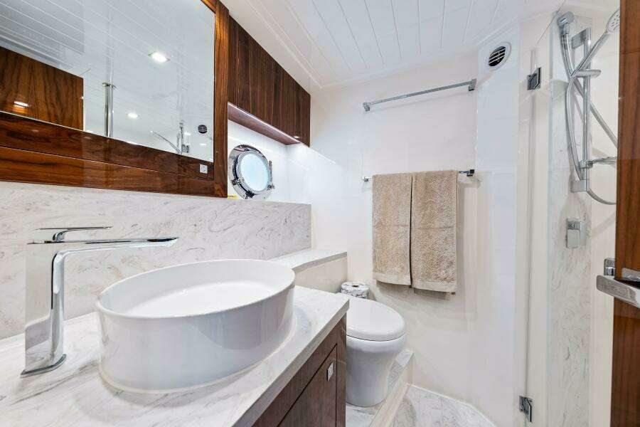 2022 Riviera 5400 Sport Yacht Platinum Edition