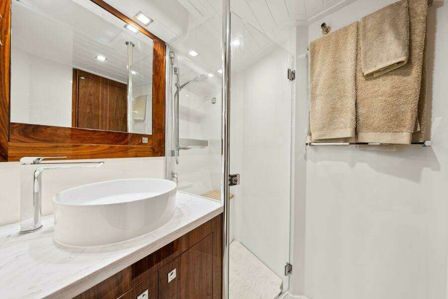 2022 Riviera 5400 Sport Yacht Platinum Edition