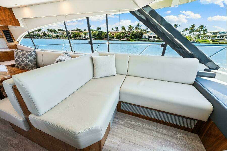 2022 Riviera 5400 Sport Yacht Platinum Edition