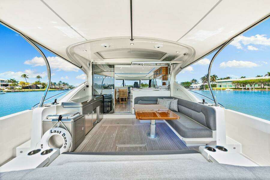 2022 Riviera 5400 Sport Yacht Platinum Edition