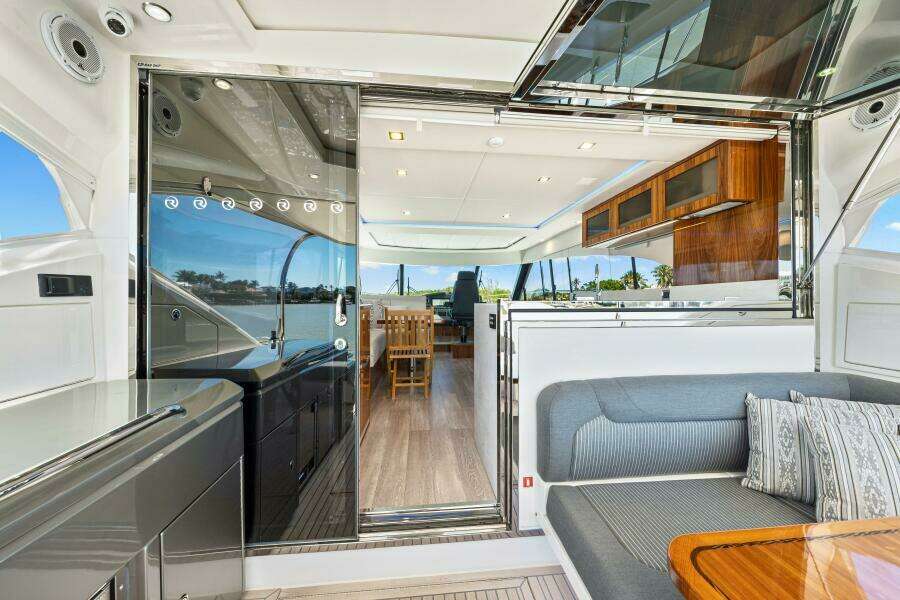 2022 Riviera 5400 Sport Yacht Platinum Edition