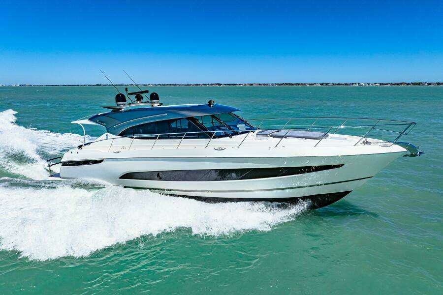 2022 Riviera 5400 Sport Yacht Platinum Edition