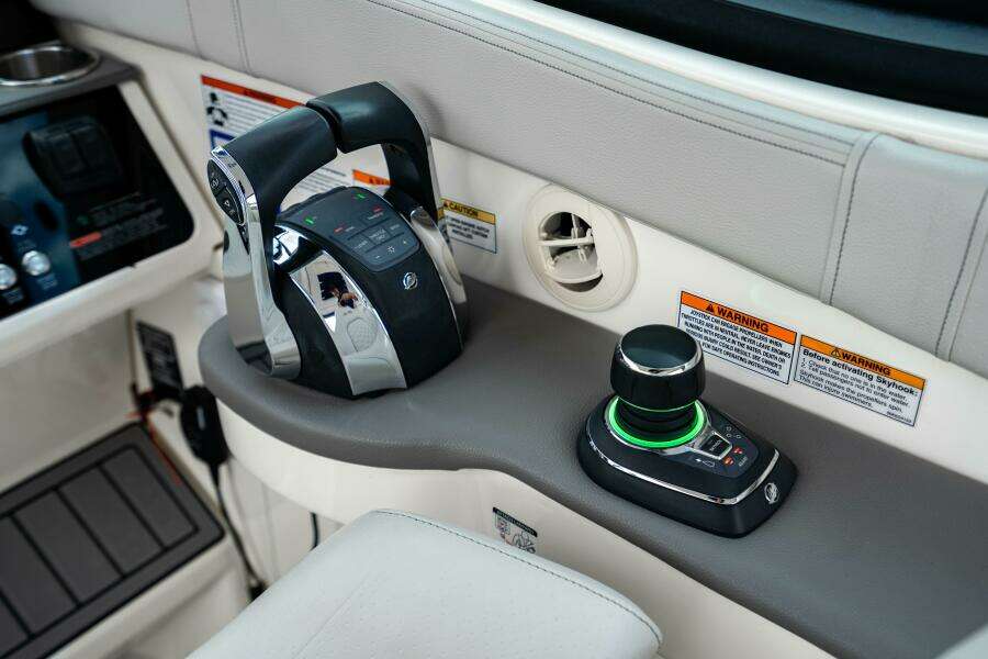 2021 Sea Ray Sundancer 32 Outboard