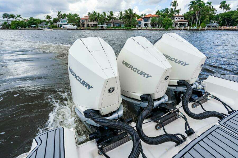 2021 Sea Ray Sundancer 32 Outboard