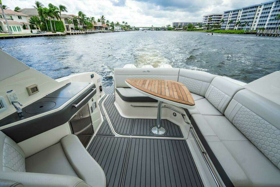 2021 Sea Ray Sundancer 32 Outboard
