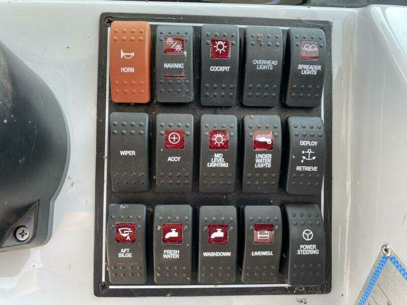 2021 Pursuit 266 Dual Console