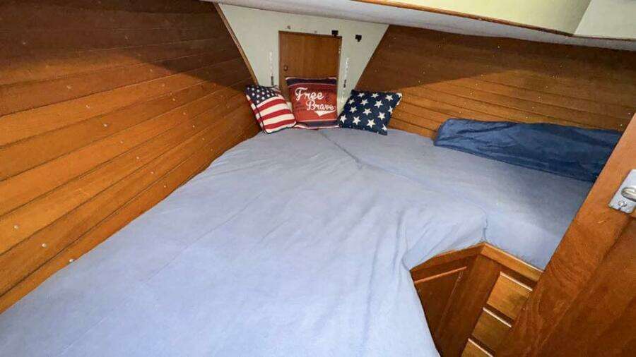 Forward Guest Stateroom w/ V berth