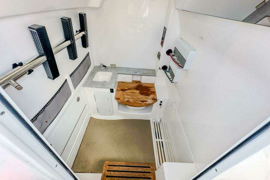 2023 Everglades 335 CC