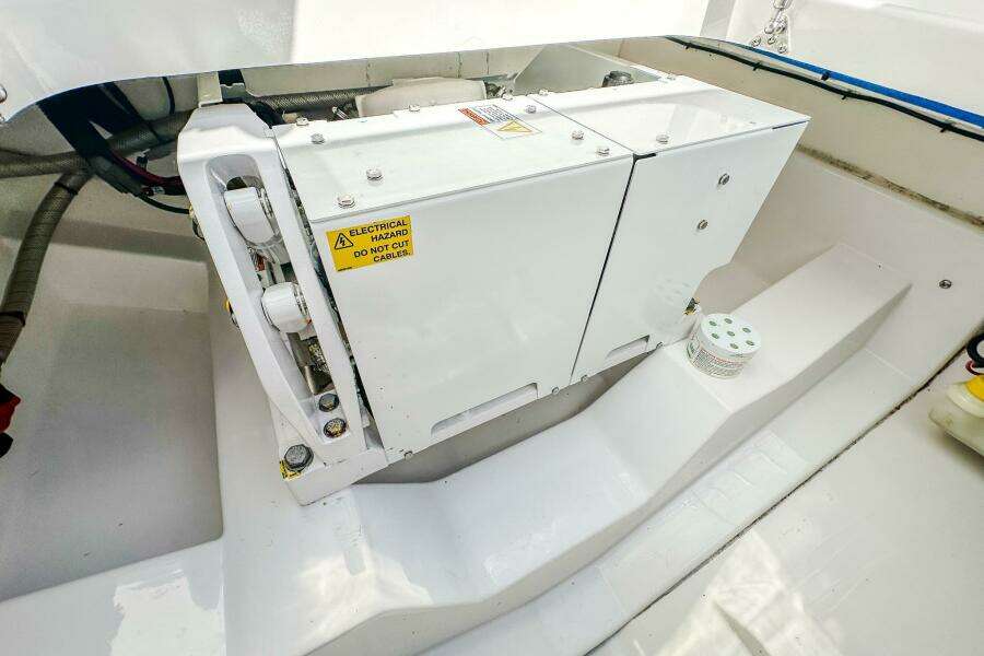 2023 Everglades 335 CC