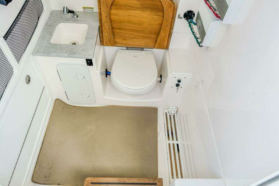 2023 Everglades 335 CC