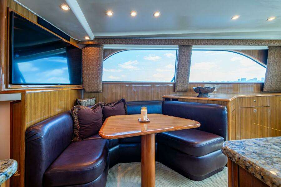 Viking 52 QUALIFIER - Dinette