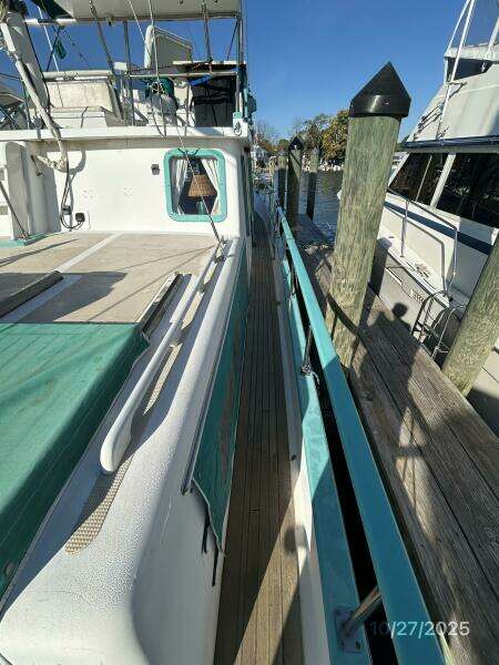 38' Marine Trader starboard side deck2