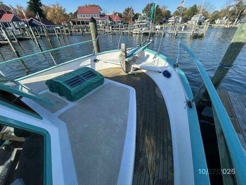38' Marine Trader foredeck2