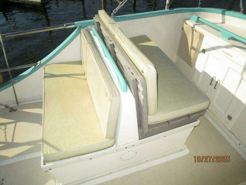 38' Marine Trader flybridge port seating