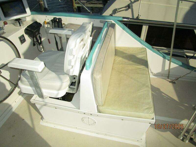 38' Marine Trader flybridge starboard seating