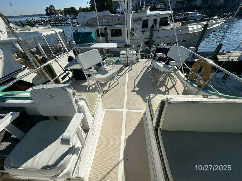 38' Marine Trader flybridge aft