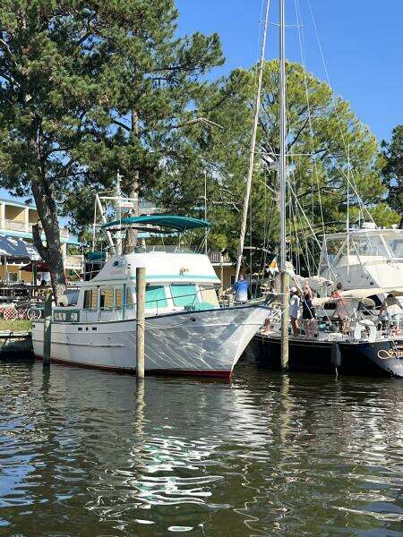 38' Marine Trader starboard forward profile