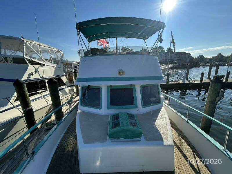 38' Marine Trader foredeck aft