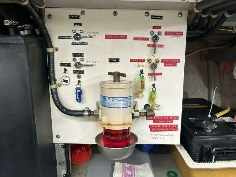 38' Marine Trader fuel manifold