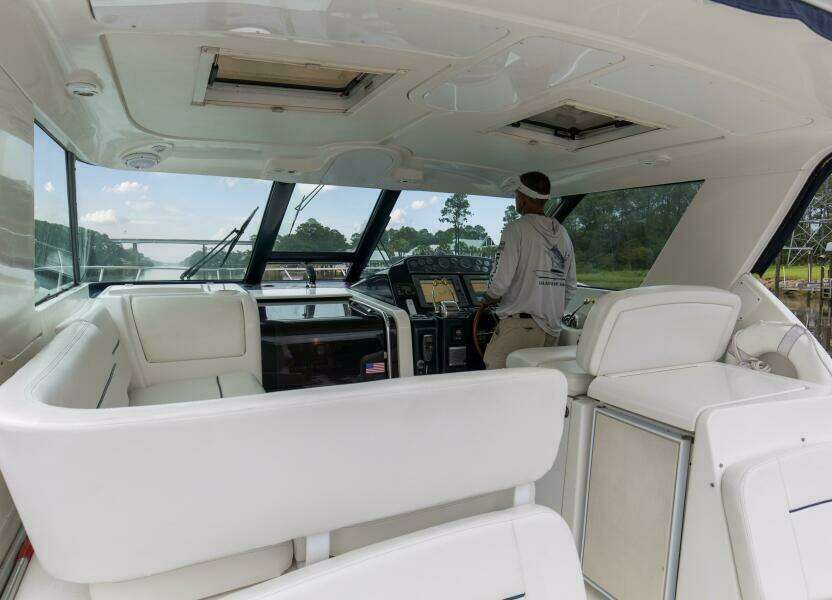 2005 3600 Tiara _Forever Friday_ Cockpit Sitting Area (6)