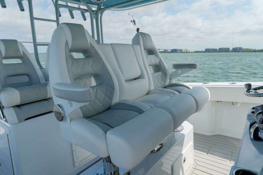 Freeman 42 42LR Double Tap- Helm Seating