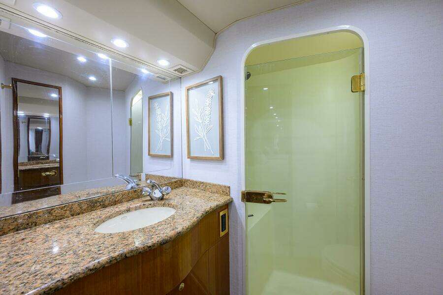 Viking 56 MATTER OF TIME - Master Ensuite Head