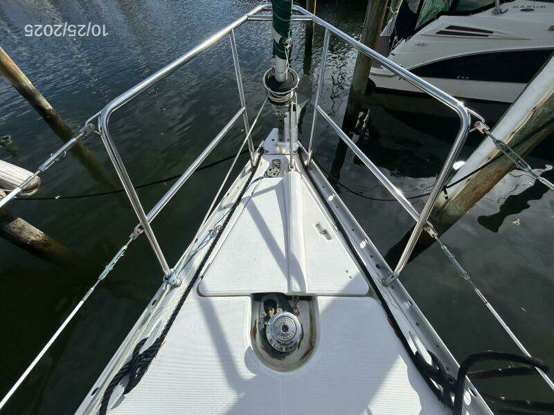 37' Beneteau anchor windlass2