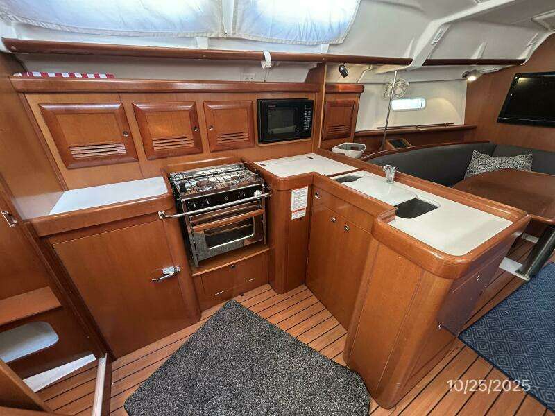 37' Beneteau galley1