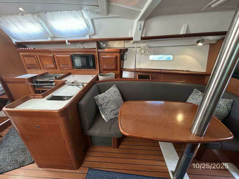 37' Beneteau salon port