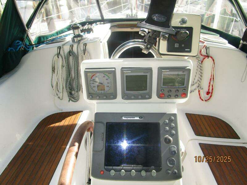 37' Beneteau cockpit helm3