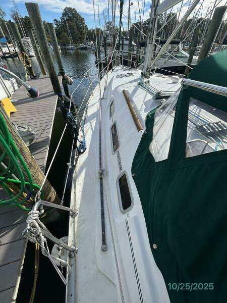 37' Beneteau port side deck2
