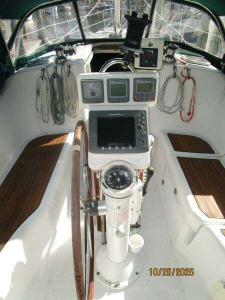 37' Beneteau cockpit helm2