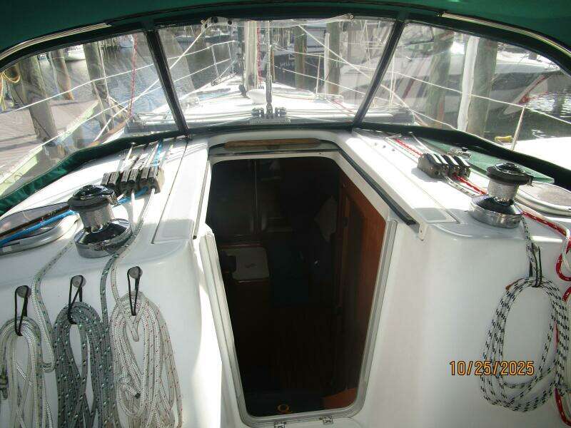 37' Beneteau cockpit forward2