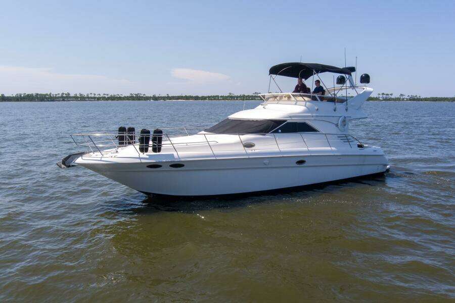 2000 40 Sea Ray 400 Sedan Bridge Silver Lining Exterior (1)