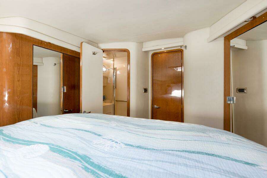 2000 40 Sea Ray 400 Sedan Bridge Silver Lining Primary Stateroom (2)