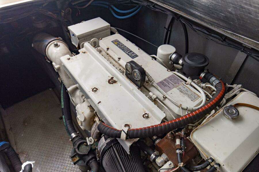 2000 40 Sea Ray 400 Sedan Bridge Silver Lining Engine Room (2)