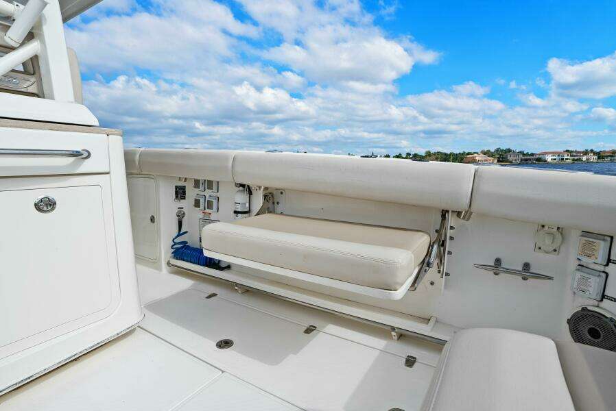 2019 Boston Whaler 380 Outrage 'Lima Kilo' - Seating