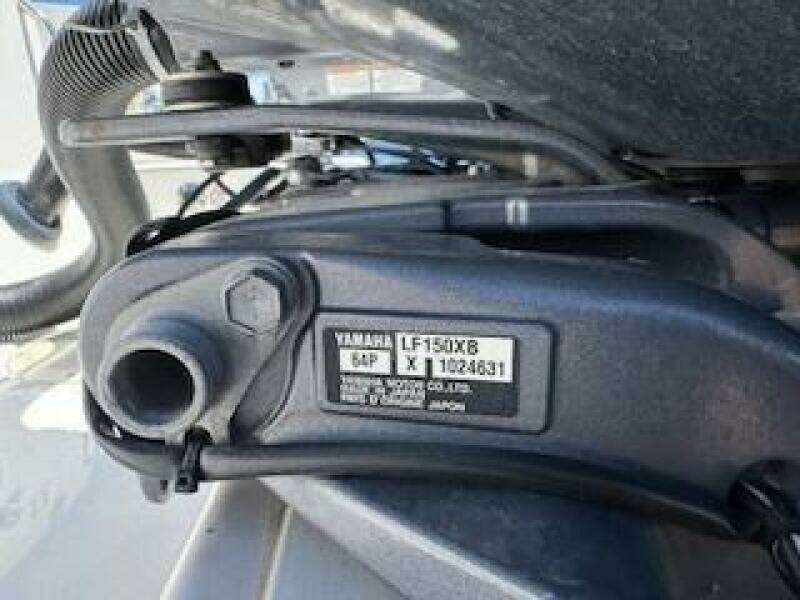 2022 Robalo R242 Center Console