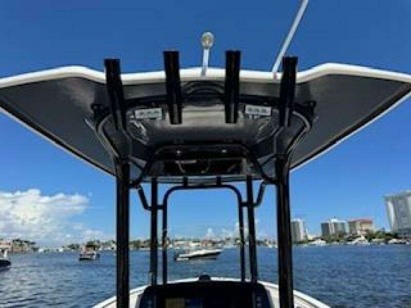 2022 Robalo R242 Center Console