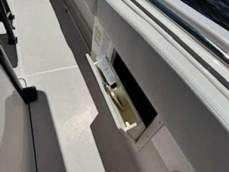 2022 Robalo R242 Center Console