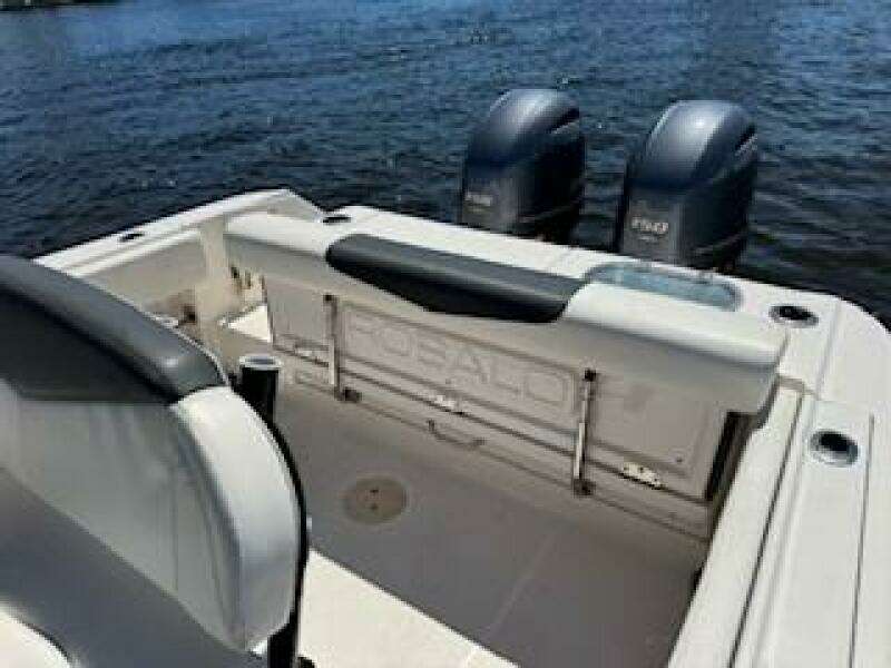 2022 Robalo R242 Center Console