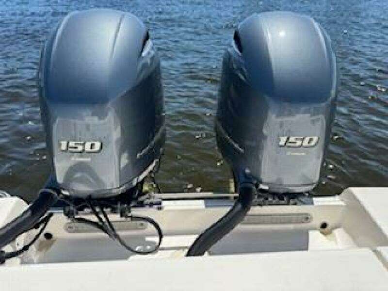 2022 Robalo R242 Center Console