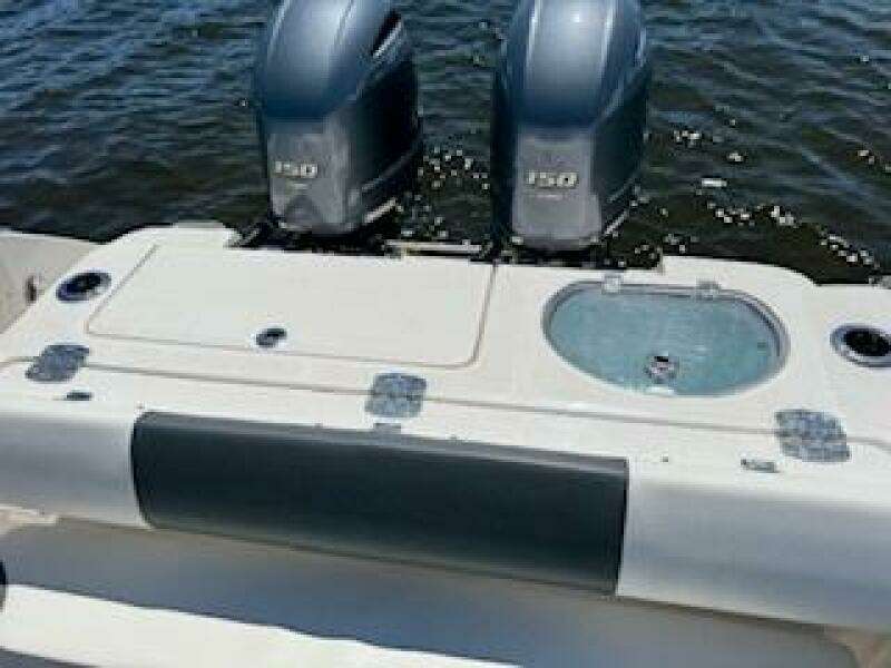2022 Robalo R242 Center Console