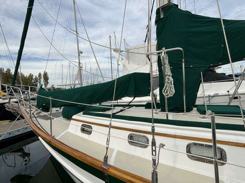 Safety pulpits at mast, self-tending staysail