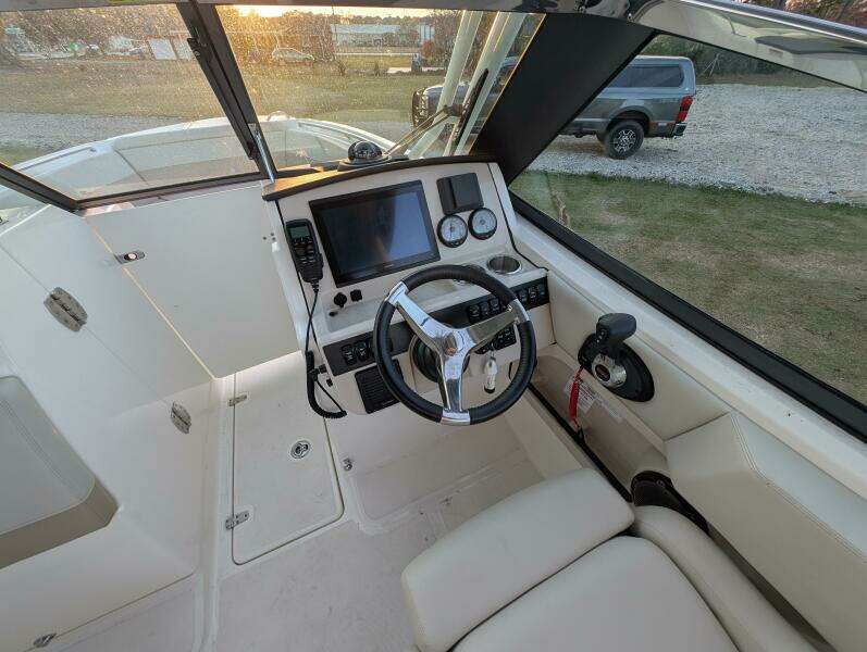 2023 Boston Whaler 240 Vantage