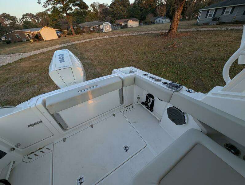 2023 Boston Whaler 240 Vantage